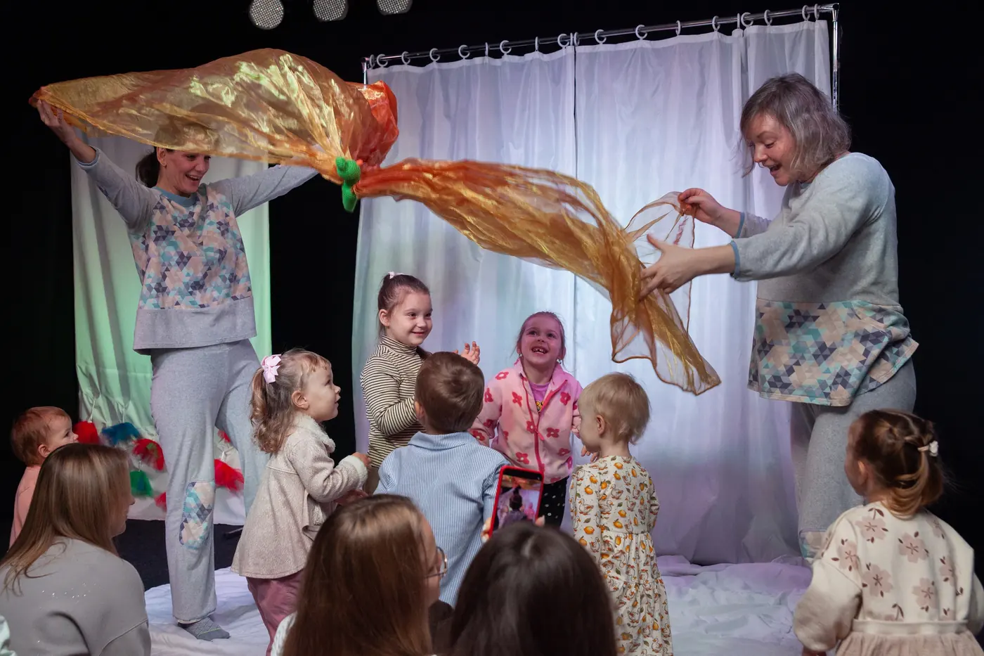 Сцена 5 из спектакля «Мамина любовь»